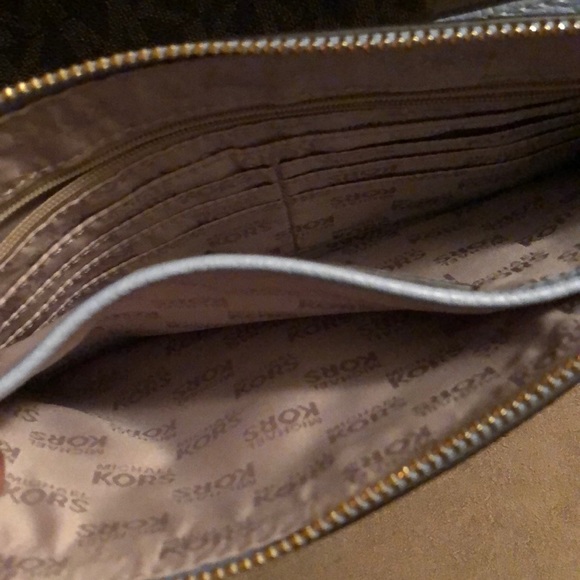 Sold 💯 authentic Michael Kors Wristlets XLarge - Picture 3 of 4